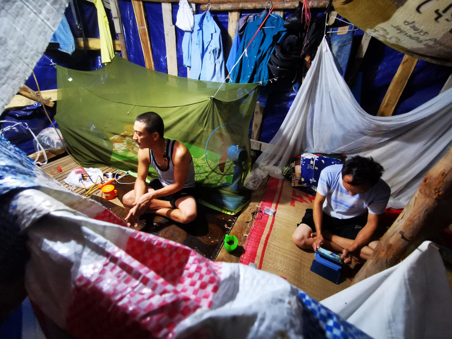 Hà Nội giãn cách xã hội, người dân không ra đường khi không cần thiết, nhưng nếu muốn được hỗ trợ họ phải về quê xin xác nhận Ảnh: Hoàng Mạnh Thắng 