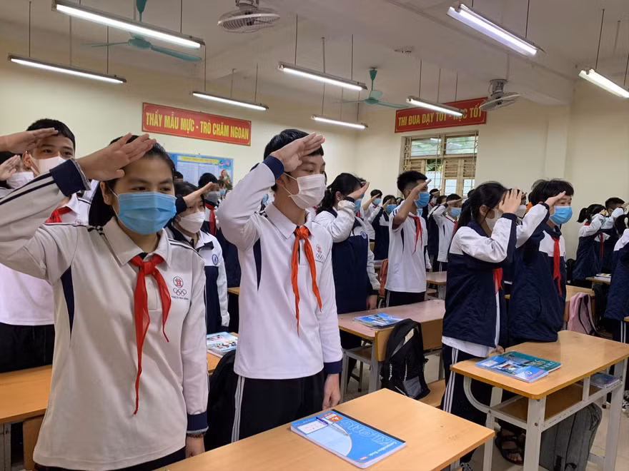 Học sinh Trường THCS Mai Đình, huyện Sóc Sơn trong ngày đầu đi học trực tiếp sau gần 3 tháng học trực tuyến 