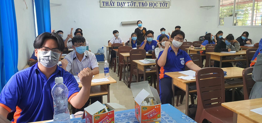 Học sinh TPHCM hào hứng đi học trở lại sau hơn 7 tháng ở nhà học trực tuyến. Ảnh: Nguyễn Dũng 