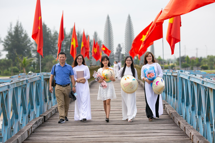 Di tích lịch sử quốc gia đặc biệt cầu Hiền Lương ảnh: Phạm Xuân Dũng 