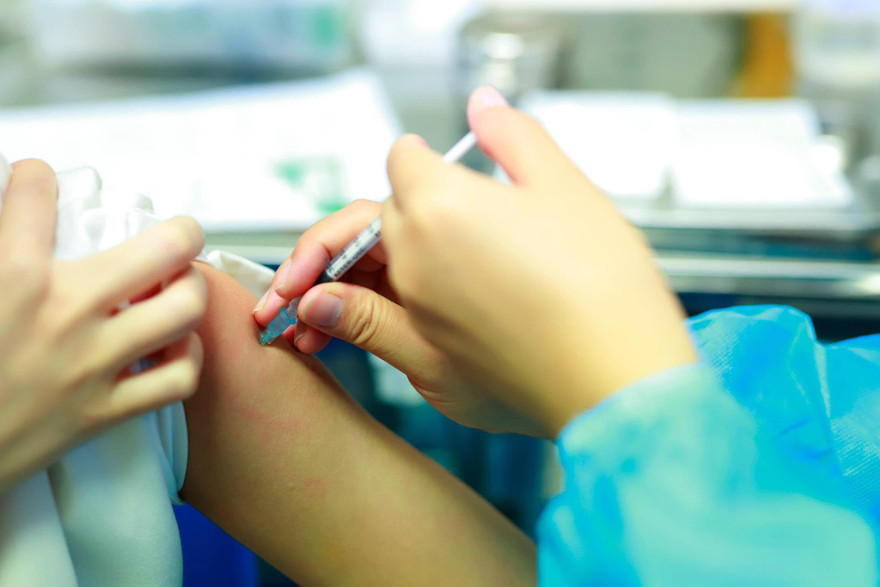 Một người có thể tiêm 2 mũi vắc-xin của 2 loại khác nhau. Ảnh: Hà Minh 