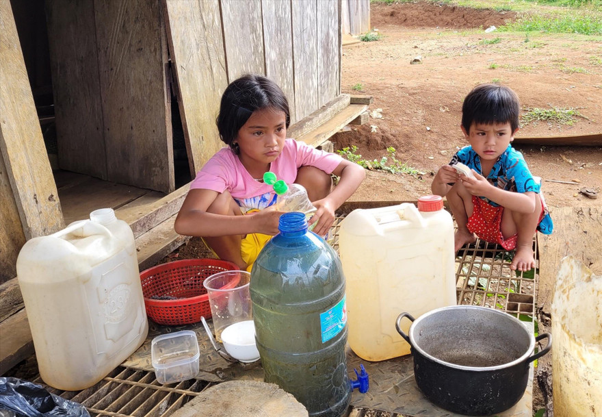 Hai con của anh Đinh Văn Dũng bơ vơ vì thiếu mẹ 