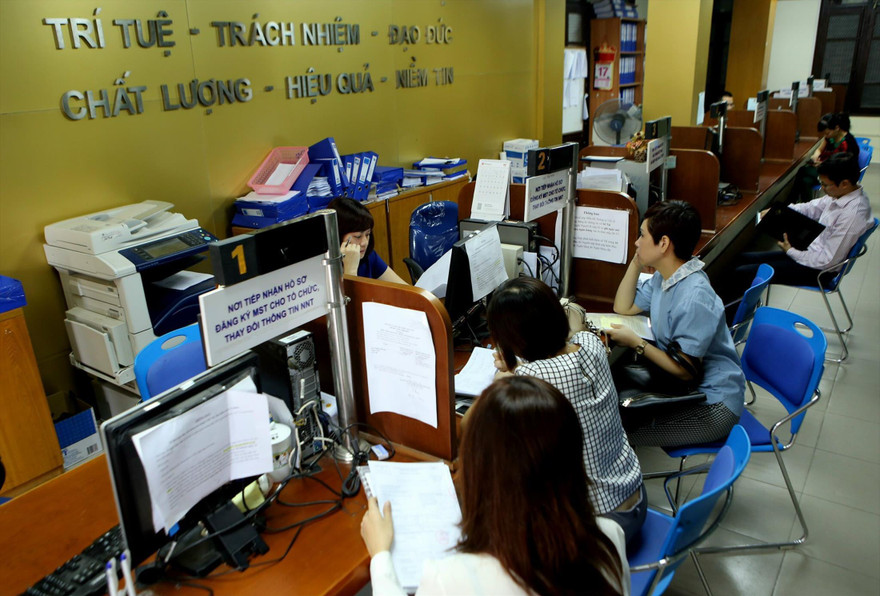 Rất nhiều người phải khai báo thay đổi thông tin với cơ quan thuế khi đổi sang CCCD (người dân thực hiện thủ tục thuế tại Cục Thuế Hà Nội) Ảnh: Như Ý 