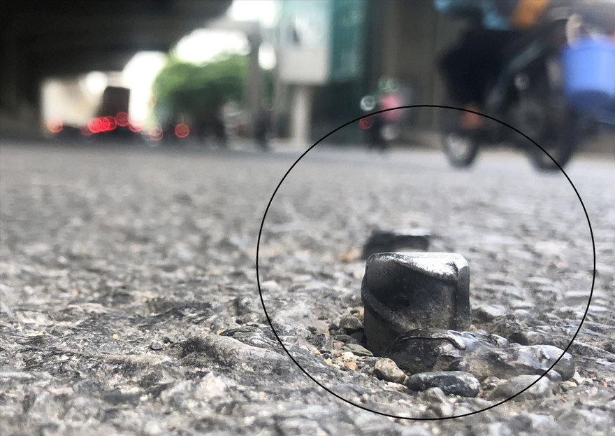 Nhiều mũi đinh nhô cao trên đường Hồ Tùng Mậu 