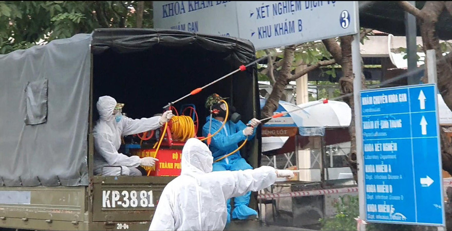 Phun xịt khử khuẩn Bệnh viện Bệnh nhiệt đới TPHCM ảnh: Uyên PHương