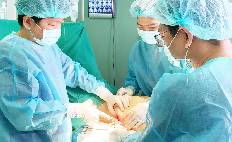 Các bác sĩ can thiệp cho một trường hợp gặp tai biến thẩm mỹ 