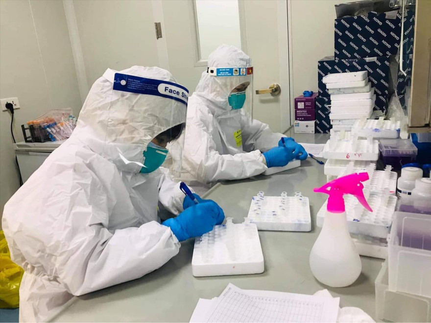 Xét nghiệm mẫu bệnh phẩm tại Bắc Giang. Ảnh: A. Tuấn 