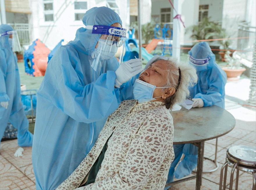 Bình Dương xét nghiệm COVID-19 cho người dân Ảnh: H.C
