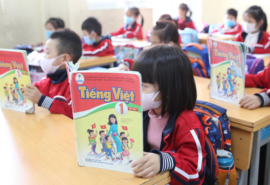 Vấn đề sách giáo khoa có “sạn” được nhiều đại biểu quan tâm chất vấn Bộ trưởng Bộ GD&ĐT Ảnh: Như Ý