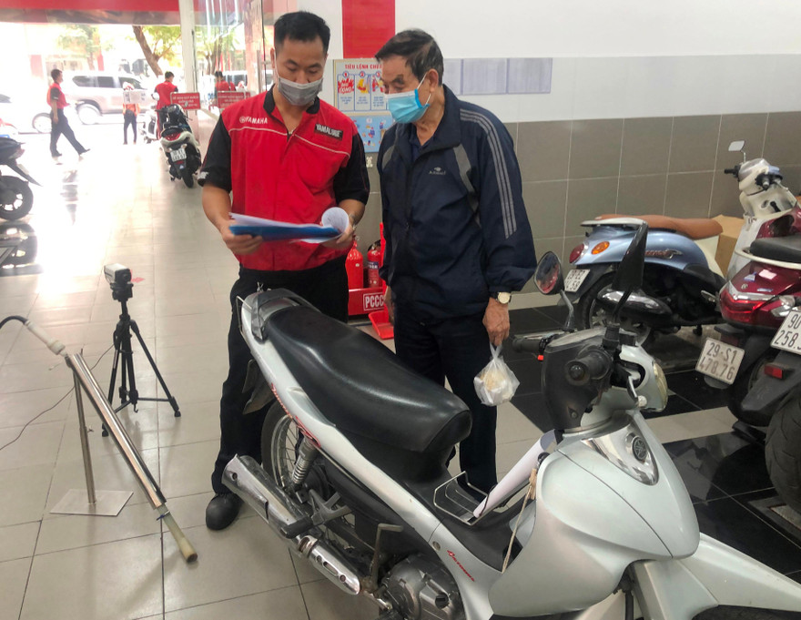 Kiểm tra khí thải xe máy tại một đại lý ảnh: A. Trọng
