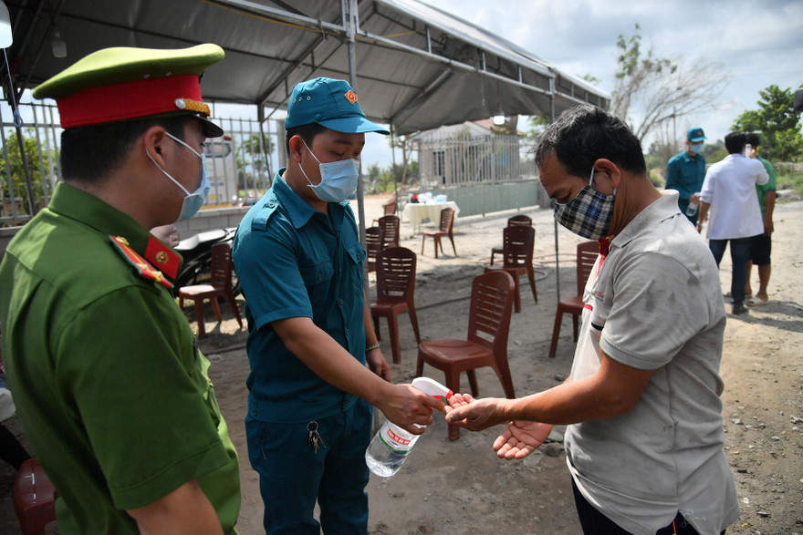 Thực hiện nghiêm quy định 5K tại một chốt kiểm dịch ra vào địa phận Kiên Giang Ảnh: Nhật Huy