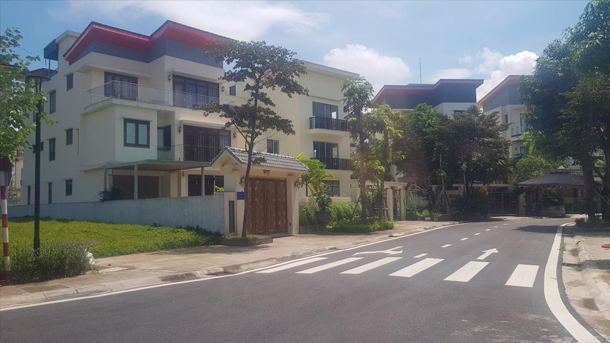 Biệt thự chục tỷ cơi nới thêm ban công trong khu đô thị ở Hoàng Mai, Hà Nội