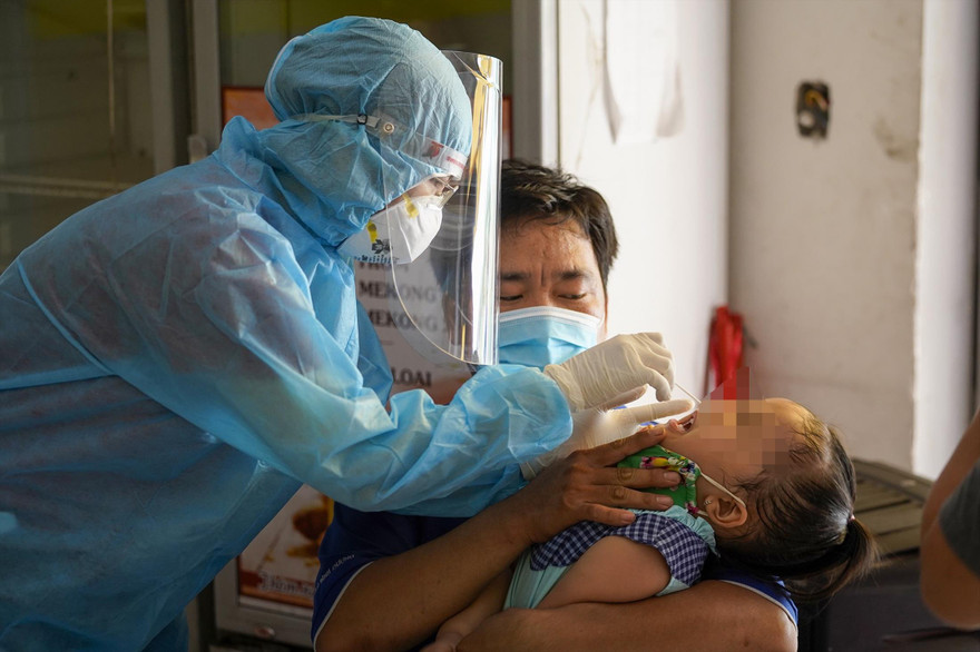 Một bệnh nhi được lấy mẫu để xét nghiệm COVID -19 tại TPHCM. Ảnh: Vân Sơn