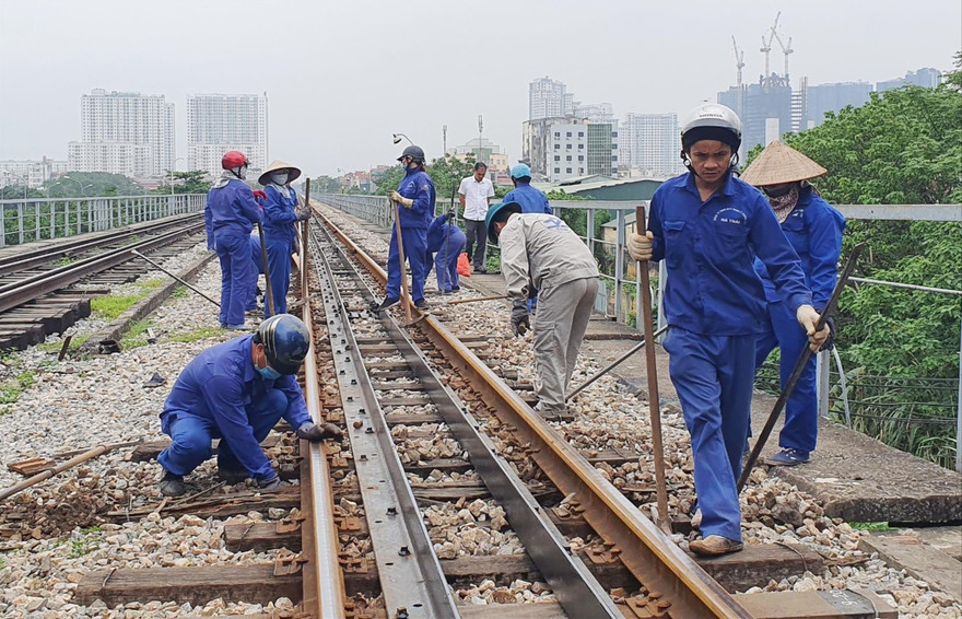 Hàng nghìn công nhân đường sắt bị nợ lương từ đầu năm đến nay. Ảnh: Anh Trọng