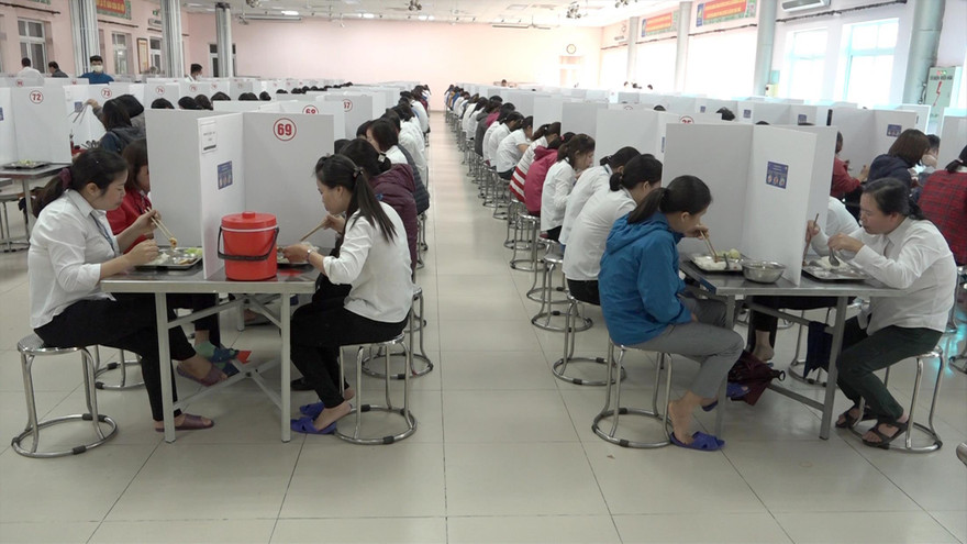 Cty May 10 lắp thêm tấm chắn tại nhà ăn để hạn chế nguy cơ lây dịch cho công nhân. Ảnh: PV 