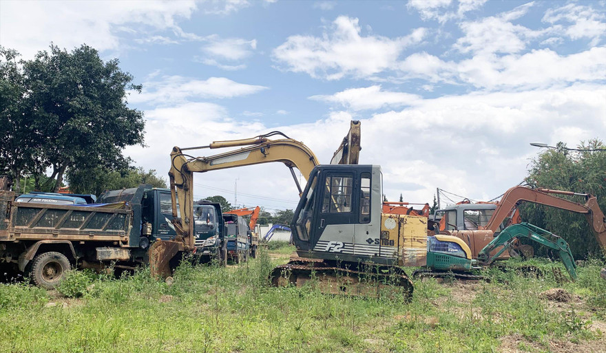 Tạm giữ hàng chục phương tiện san gạt đất trái phép 