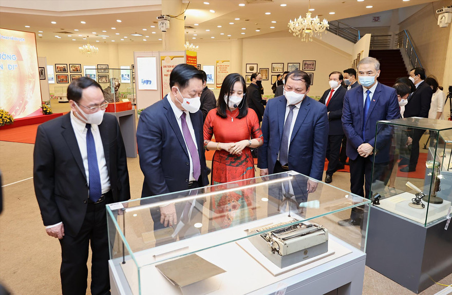 Trưng bày hơn 400 hình ảnh, tư liệu và hiện vật quý về “Văn hóa soi đường cho quốc dân đi”. Ảnh: Kỳ Sơn