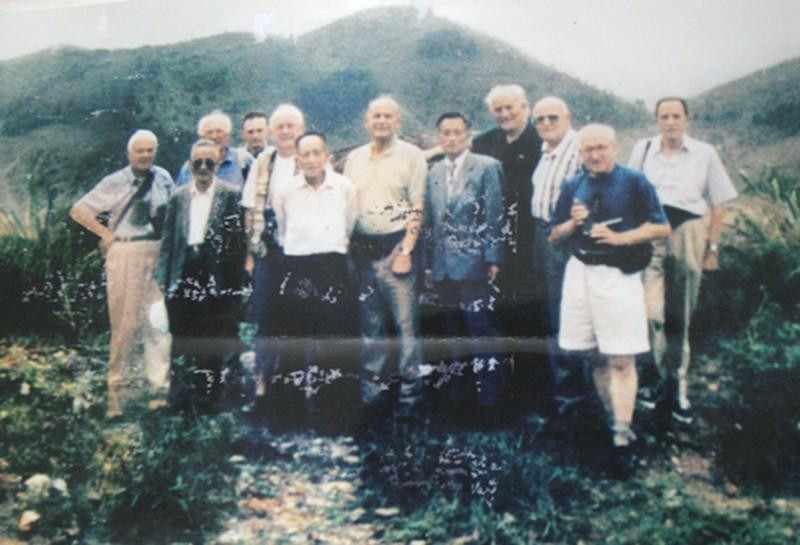 Đoàn cựu tù binh Pháp Mặt trận Đường 4 thăm lại chiến trường Điện Biên. Ông Đặng Văn Việt - thứ 6 từ trái sang 