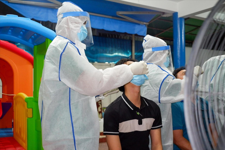 Lấy mẫu xét nghiệm COVID-19 cho người dân quận Tân Phú - TPHCM. Ảnh: Uyên Phương