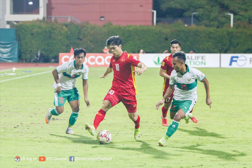 Công Phượng và các đồng đội bất lực trước chiến thuật phòng ngự chặt của Indonesiaảnh: Anh Đoàn 