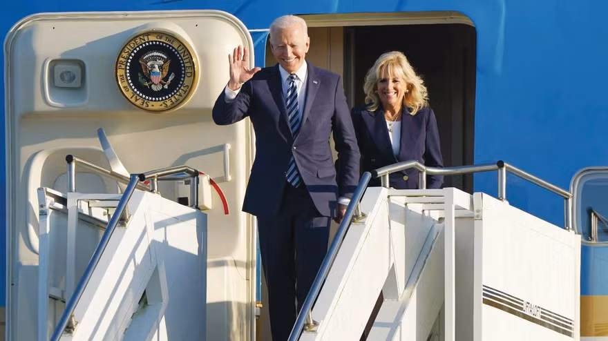Tổng thống Mỹ Joe Biden và Phu nhân đáp xuống sân bay ở Anh ngày 9/6 Ảnh: The Times 