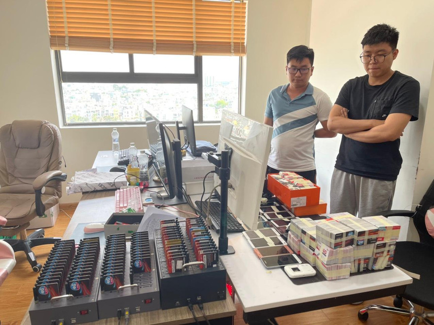 2 trong số các đối tượng trong đường dây phát tán tin nhắn quảng cáo cờ bạc, tín dụng đen và tang vật 