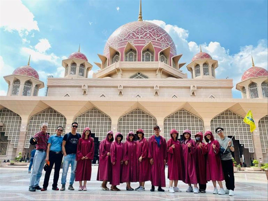 Hướng dẫn viên du lịch Lưu Việt Dũng (cầm cờ) mong chờ hỗ trợ của Nhà nước để vượt qua khó khăn vì COVID-19 Ảnh: Nhân vật cung cấp 