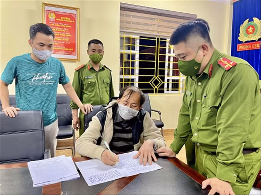 Đối tượng Trần Văn Hiếu tại cơ quan công an 