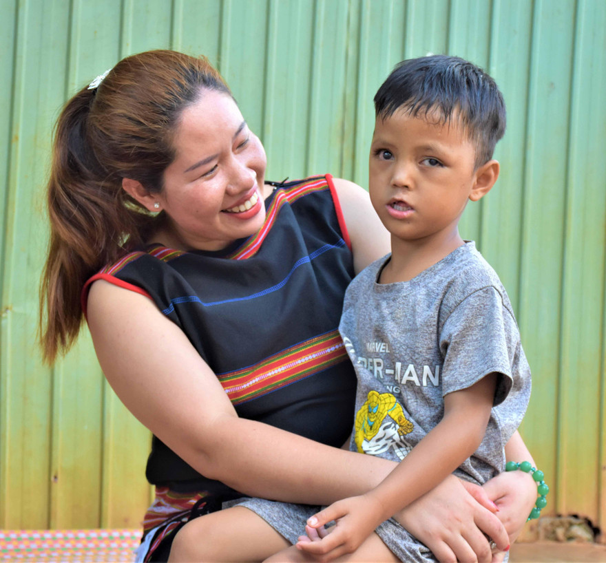 Cô giáo H’Khuyn bên học sinh của mình