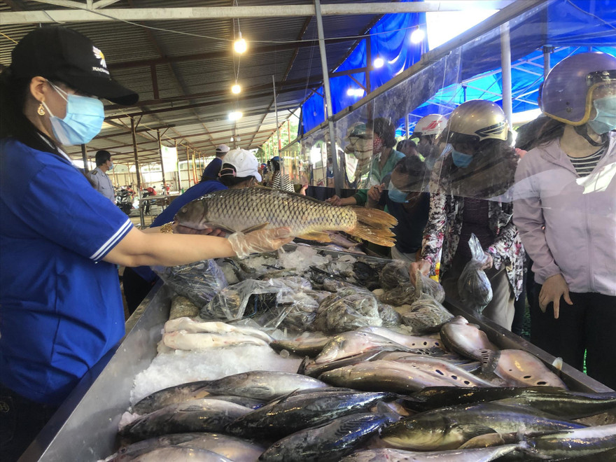 Người dân vui mừng được mua thực phẩm tại điểm bán hàng trợ giá sau dịch. Ảnh: U.P 