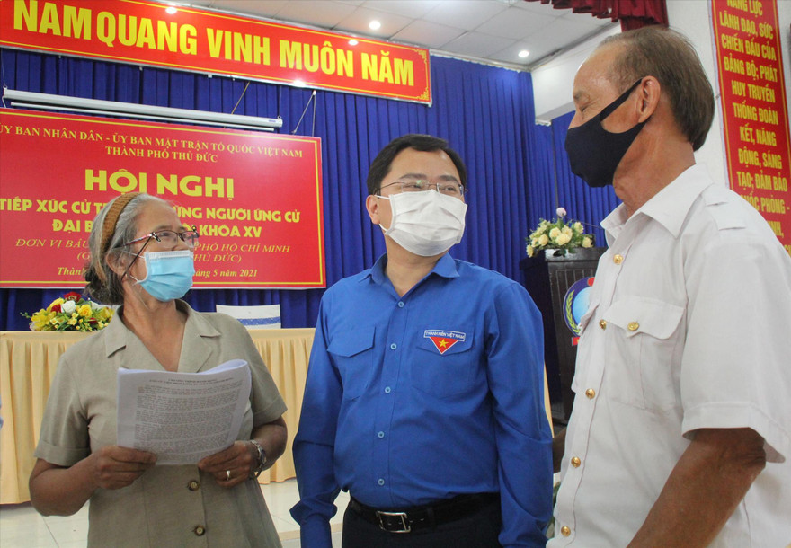 Bí thư thứ nhất T.Ư Đoàn Nguyễn Anh Tuấn (giữa) gặp gỡ, trao đổi với cử tri TP. Thủ Đức. Ảnh: Ngô Tùng