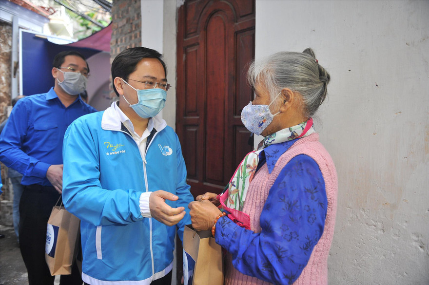 Anh Nguyễn Anh Tuấn - Bí thư Thứ nhất T.Ư Đoàn, Chủ tịch T.Ư Hội LHTN Việt Nam trao tặng quà trong chương trình “Triệu bữa cơm” tới người dân bị ảnh hưởng bởi dịch COVID-19. (Trong ảnh, là hoạt động trao tặng quà tại xóm chạy thận Bạch Mai năm 2020) Ảnh: Xuân Tùng