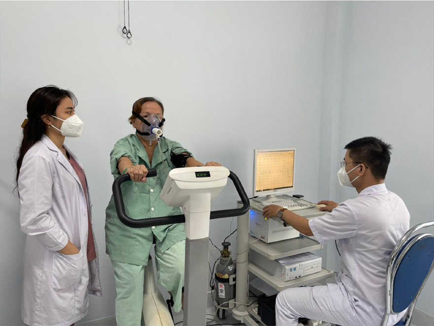 Bác sĩ hướng dẫn bệnh nhân tập phục hồi chức năng 