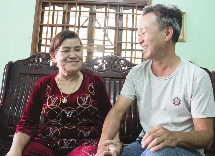 Bà Minh hạnh phúc bên người con trai nuôi Ảnh: H.V