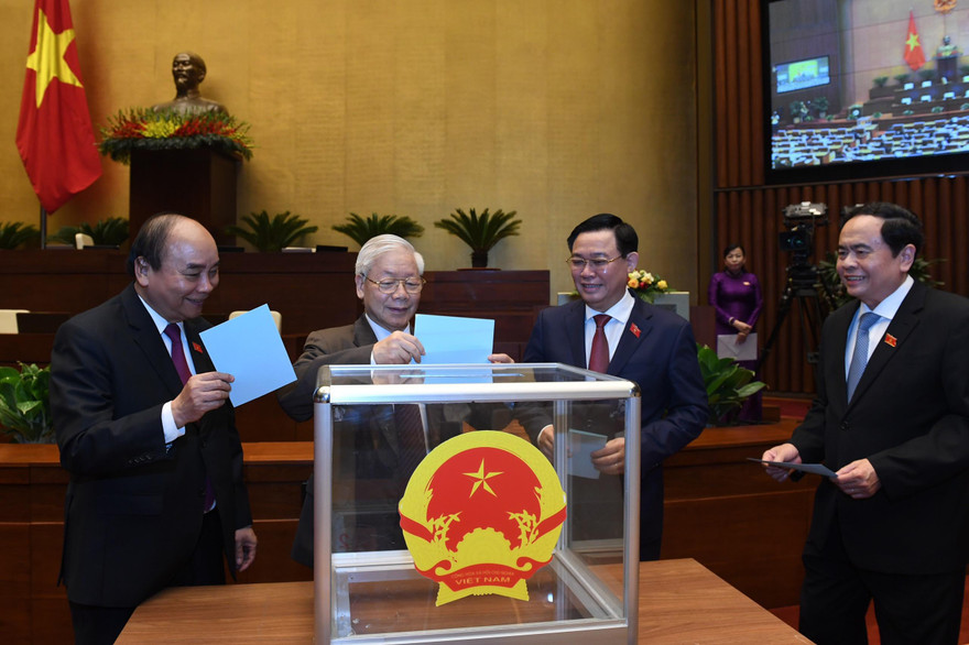 Tổng Bí thư Nguyễn Phú Trọng và các đồng chí lãnh đạo bỏ phiếu tại Quốc hội