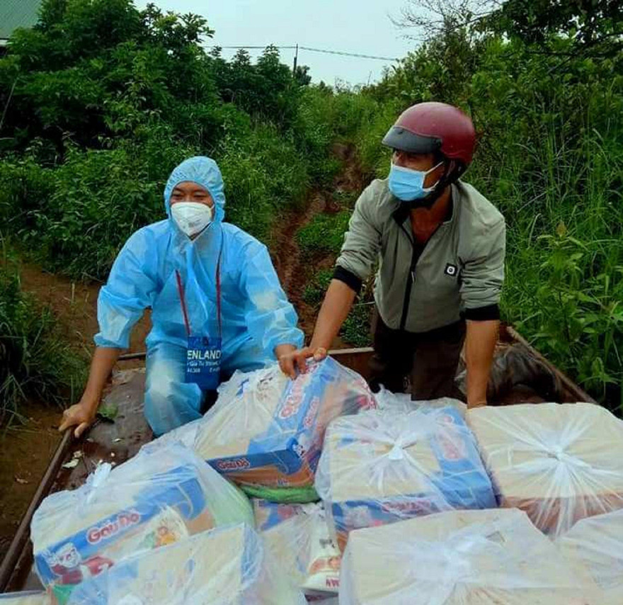 Nhu yếu phẩm được tình nguyện viên đưa đến nhà người dân