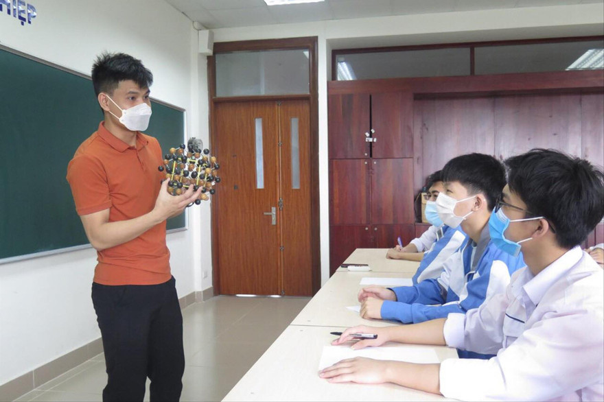 Huy chương Bạc Olympic Hóa học Quốc tế Trần Đình Hiếu quyết định quay về trường cũ dạy học 