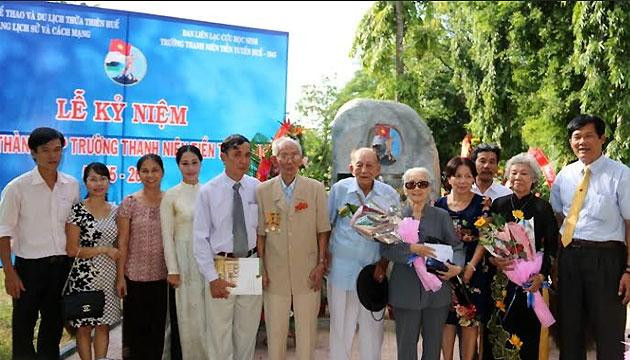 Ông Đặng Văn Việt (thứ 6 phải sang) dịp kỷ niệm 70 năm Trường Thanh niên tiền tuyến