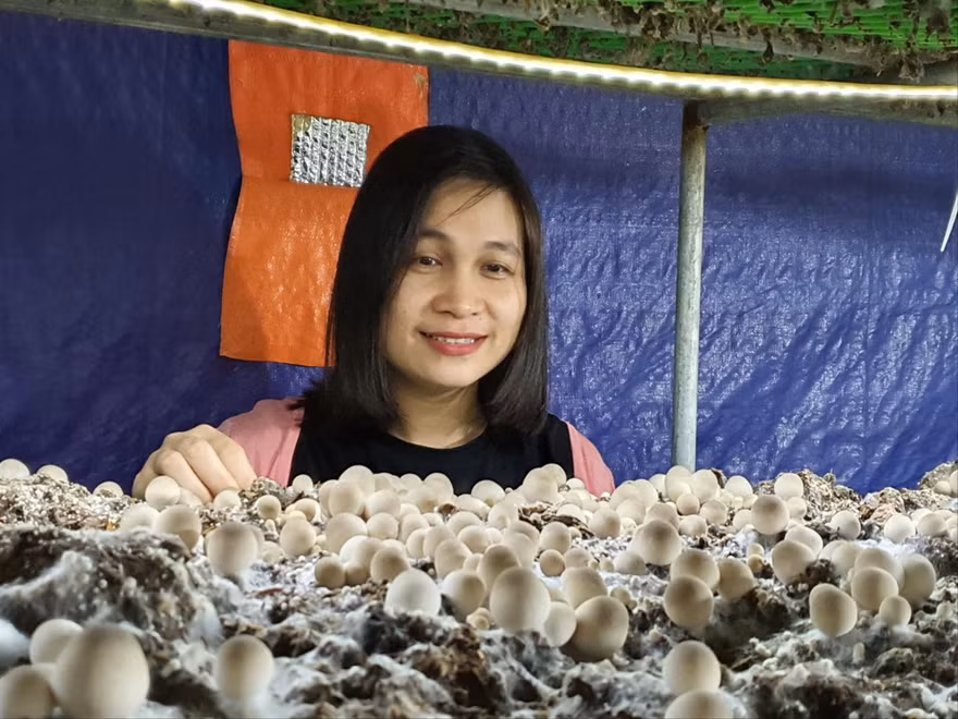  Chị Thảo trong ngôi nhà của nấm. Ảnh: Giang Thanh 