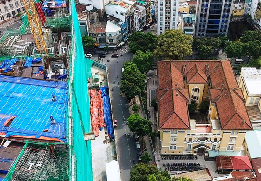 Dinh thự của chú Hỏa (nay là Bảo tàng Mỹ thuật TPHCM), một trong những công trình kiến trúc cổ có giá trị bị lún, nứt do xây dựng cao ốc tứ giác Bến Thành