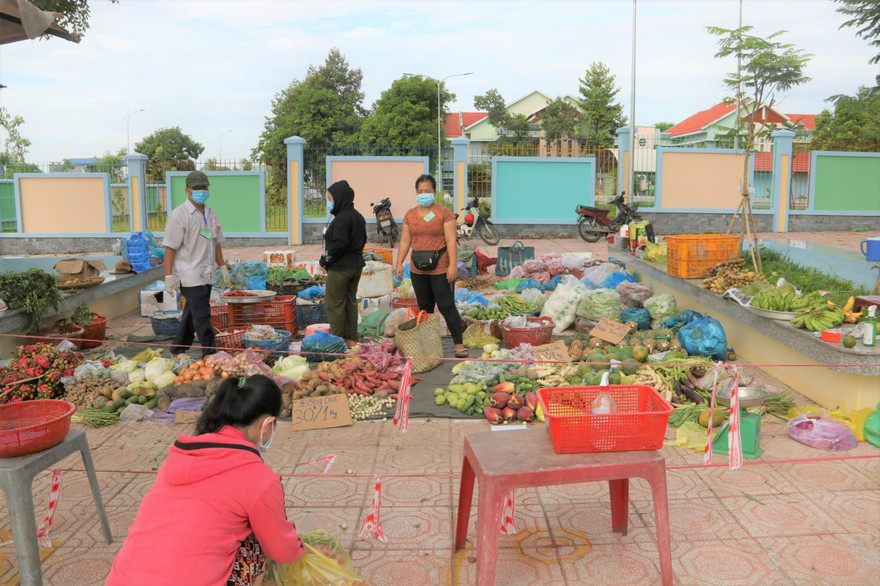  Một “ chợ trời” ở Bình Dương. Các tiểu thương phải có xét nghiệm âm tính và cấp thẻ bán hàng Ảnh: HC