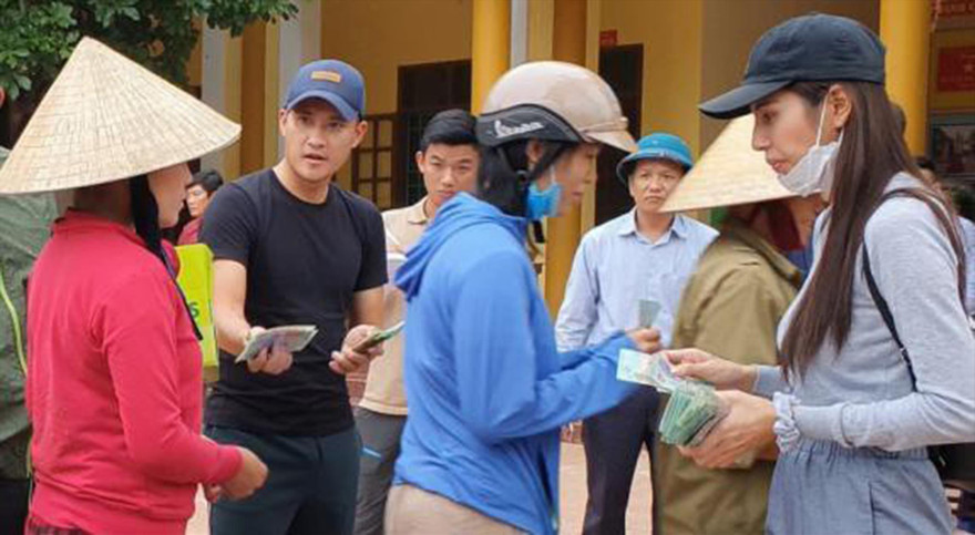 Vợ chồng ca sĩ Thủy Tiên phát tiền hỗ trợ người dân miền Trung năm 2020 