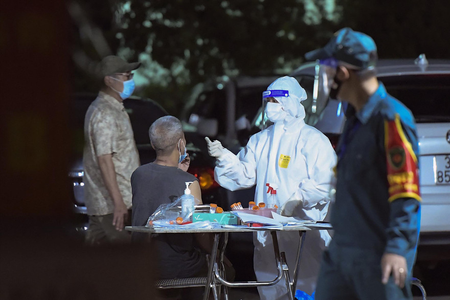 Lấy mẫu xét nghiệm COVID-19 trong đêm tại Hà Nội. Ảnh: Hoàng Mạnh Thắng