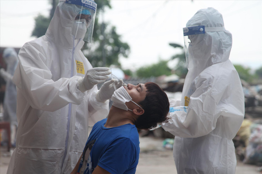 Sinh viên Trường Đại học Y dược Hải Phòng lấy mẫu xét nghiệm cho công nhân, người dân thôn My Điền 3 dưới trời nắng nóng gay gắt. 