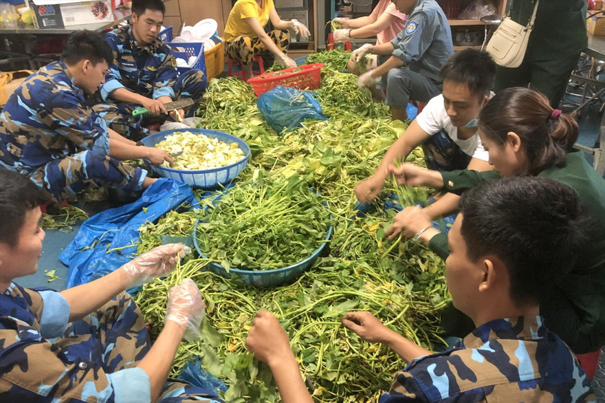 Tổ hậu cần trên tàu KN-290 chuẩn bị bữa ăn chiều cho các đại biểu 