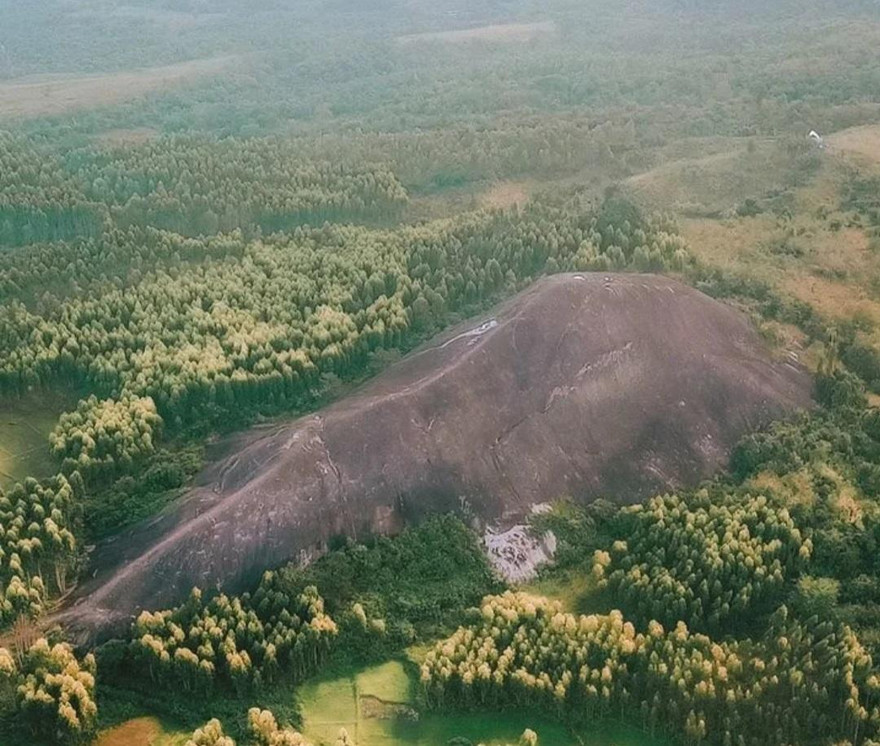Đá Voi Mẹ nhìn từ trên cao 