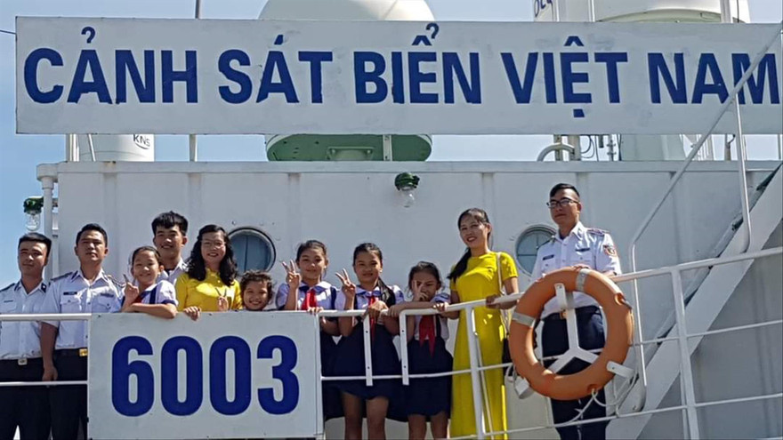 Học sinh Trường Tiểu học An Thới 3, huyện Phú Quốc (Kiên Giang) được trải nghiệm trên tàu Cảnh sát biển 