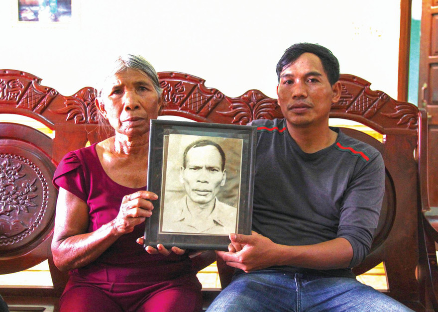 Bà Siu Phil bên di ảnh anh hùng A Sanh 