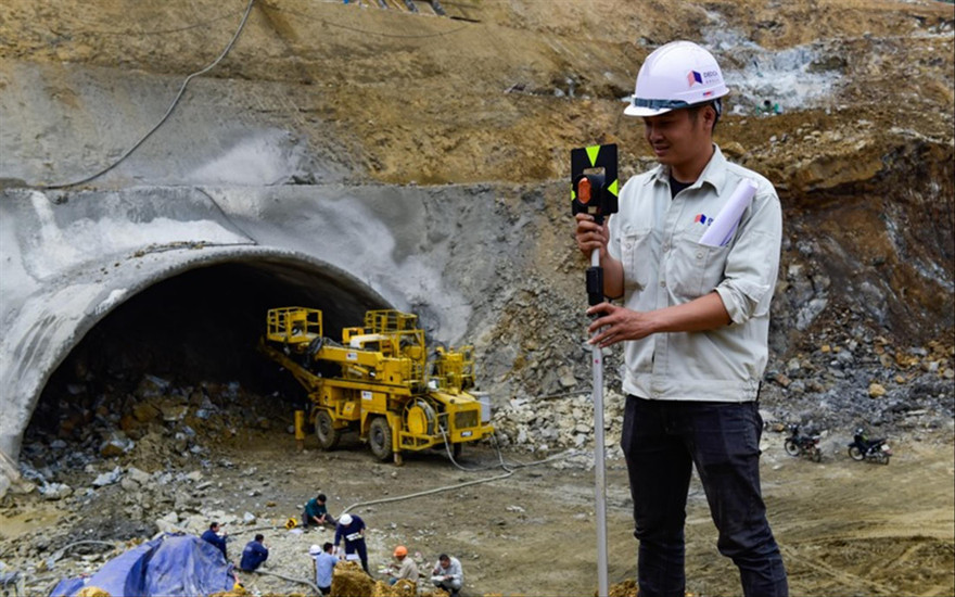 Công nhân thi công tại cao tốc Bắc - Nam đoạn qua tỉnh Thanh Hoá 