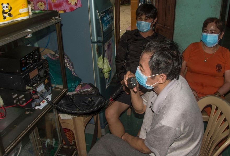 Đài trực canh tại nhà ngư dân Trần Tổng ở xã Nghĩa An đang nối liên lạc với những ngư dân đang tránh bão Rai ngoài khơi. Ảnh: Hà Anh 